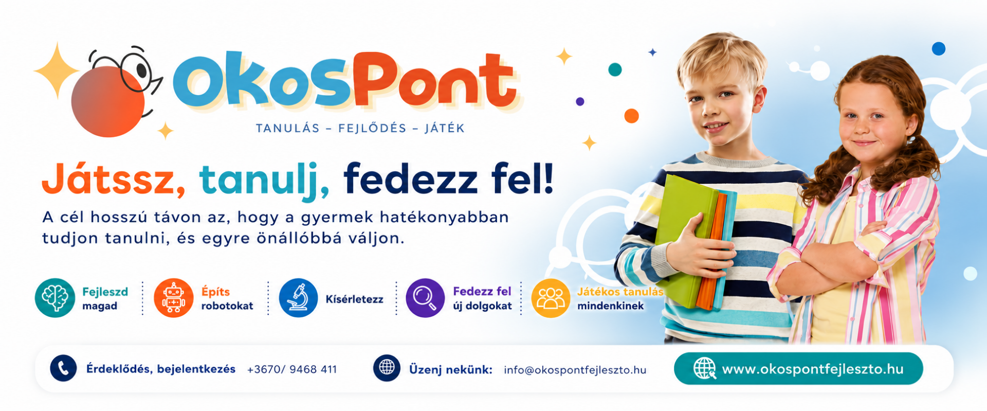 Gyerekek könyvekkel, „OkosPont” feliratú oktatási hirdetés kék háttérrel és felhőkkel.